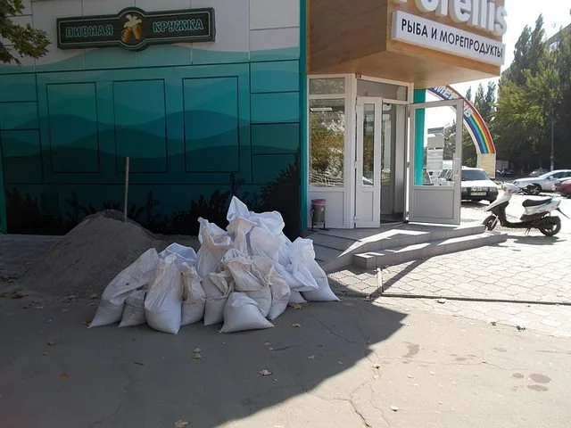 В Херсоне новый рыбный магазин уже создал залежи мусора