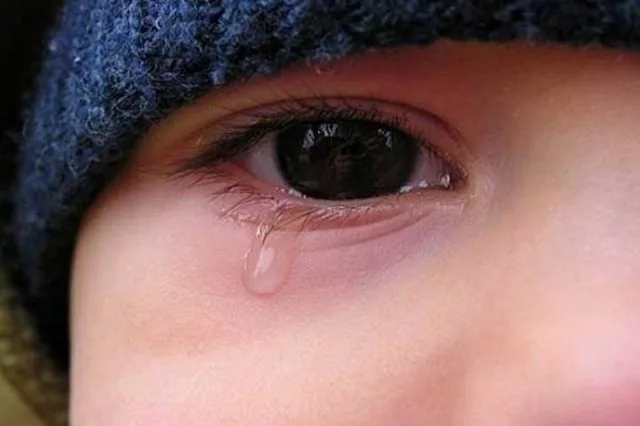 В Херсоне женщина жестоко избила 7-летнего мальчика палкой по голове среди улицы