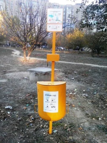 В Херсоне установили урны для собачьих отходов