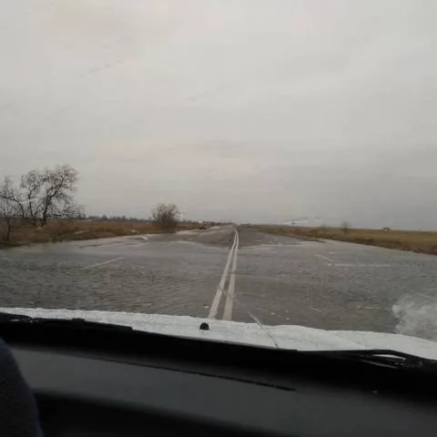 Дорогу на Арабатскую Стрелку между мостами залило