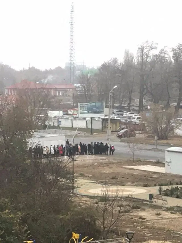 Жители Херсона, часами простаивая на остановках, платят за безответственность, – журналист