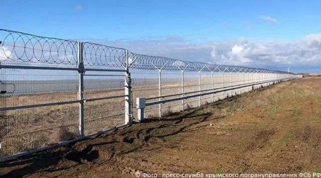 РФ построила забор на админгранице Крыма и Херсонской области