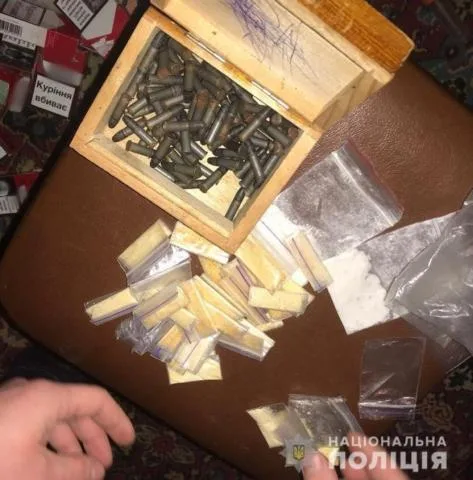 Новокаховчанин сбывал наркотики проверенным клиентам «из рук в руки»