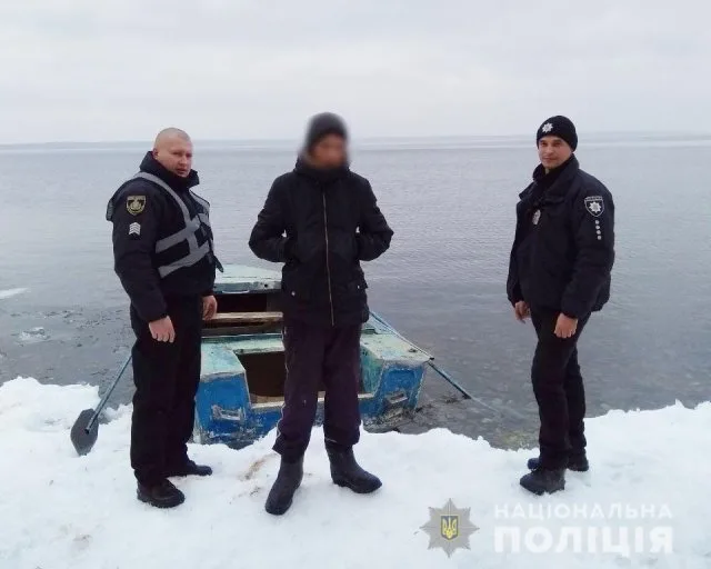 На Херсонщине полицейские спасли подростка, которого унесло течением на льдине