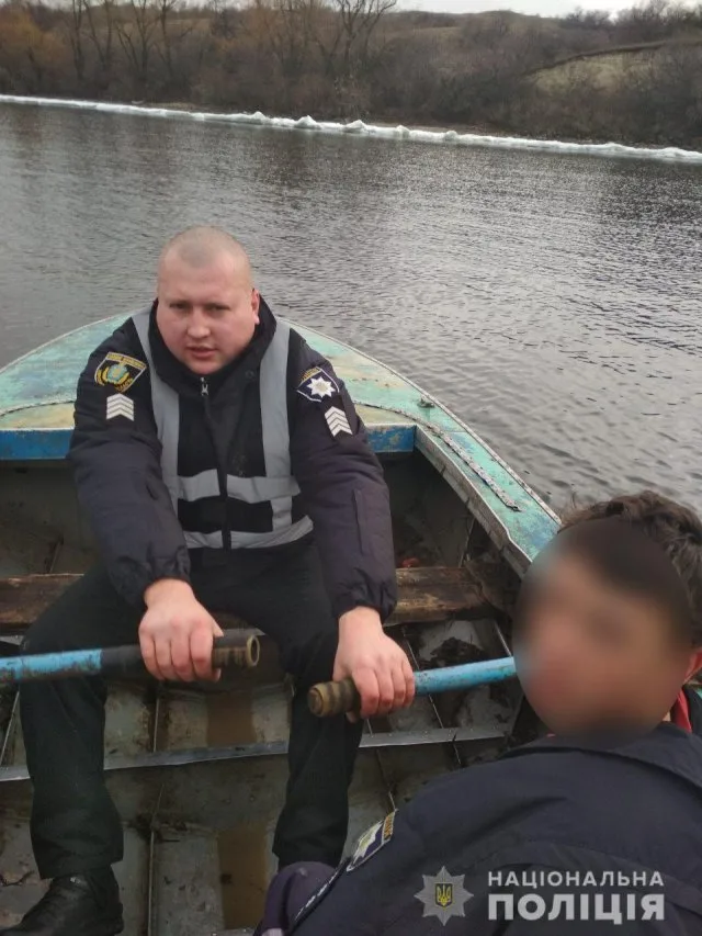 На Херсонщине полицейские спасли подростка, которого унесло течением на льдине