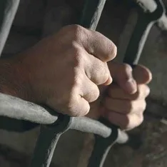 За разбойное нападение на пенсионерку двух мужчин приговорили к 7 и 8 годам тюрьмы