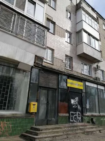 В Херсоне кусок падающей с фасада дома плитки зацепил ребенка