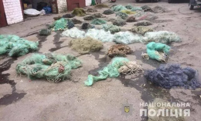 На Херсонщине работники водной полиции обнаружили 4 километра браконьерских сетей