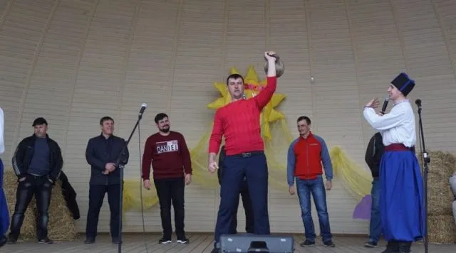 Председатель Партизанского поссовета оказался силачом