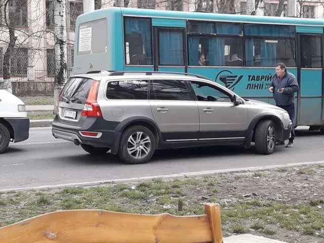 Ударил авто, а его хозяина капотом с дороги отодвинул – как в Херсоне водитель с места ДТП скрылся