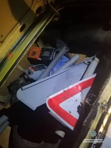 Патрульные «на горячем» задержали отца и сына, которые спиливали дорожные знаки