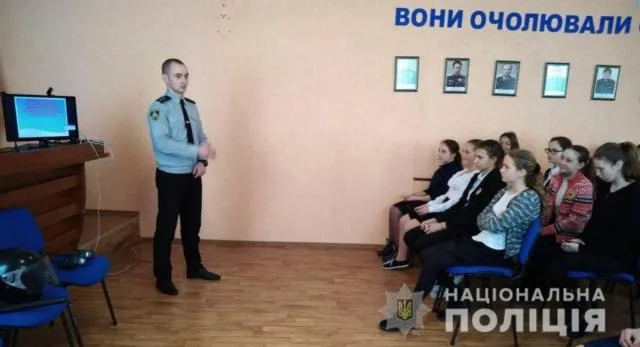 В Скадовске полицейский рассказал школьникам об ответственности за буллинг