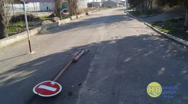 Возле пляжа в Геническе неизвестный лихач снес шлагбаум и запрещающий знак