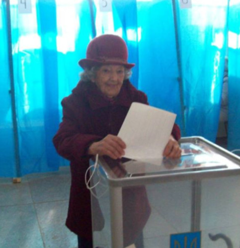Старше королевы Елизаветы: 100-летняя херсонка проголосовала на выборах президента