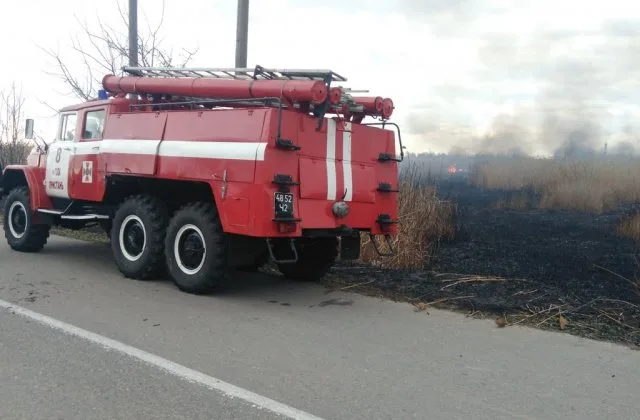 В Голопристанском районе спасатели несколько часов тушили пожар сухостоя и камыша
