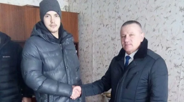 В Геническе вручили ордера на квартиры детям-сиротам