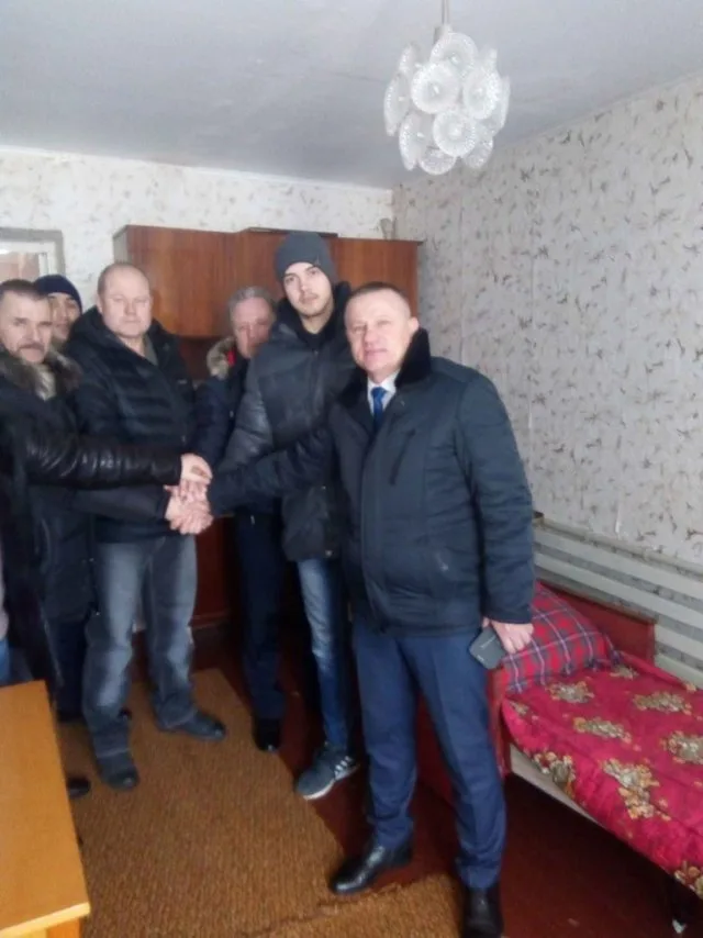 В Геническе вручили ордера на квартиры детям-сиротам