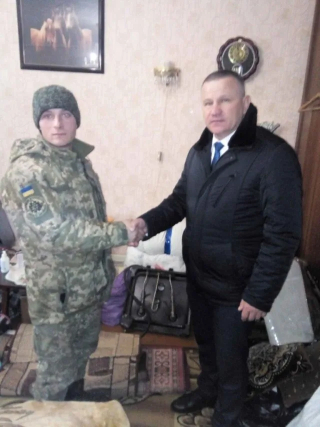 В Геническе вручили ордера на квартиры детям-сиротам
