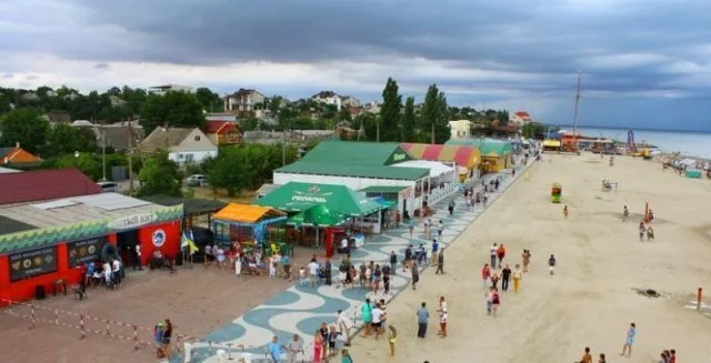 Городской пляж Геническа: с новшествами, но без песка