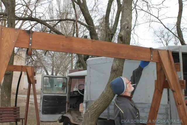 В Скадовске от вандалов пострадала детская площадка