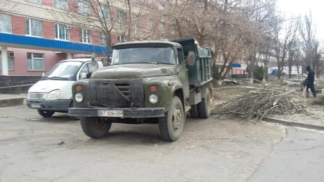 В центре Херсона уничтожают деревья. Появится очередной МАФ?