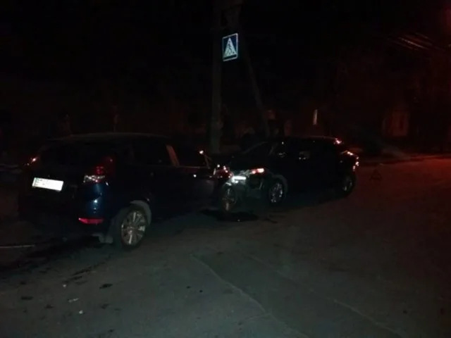 В Херсоне – вечернее ДТП с участием трех авто, полиция долго не едет