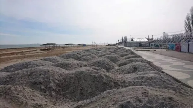 В Геническе начали готовить городской пляж к курортному сезону