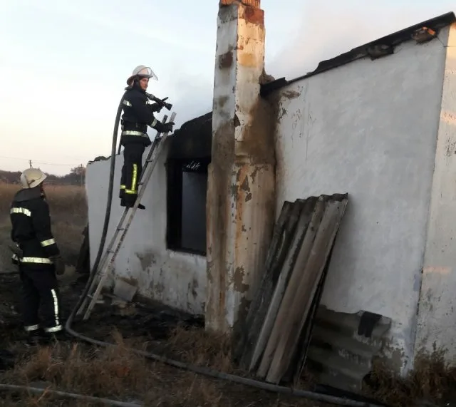 В Голопристанском районе потушили пожар в хозяйственной постройке