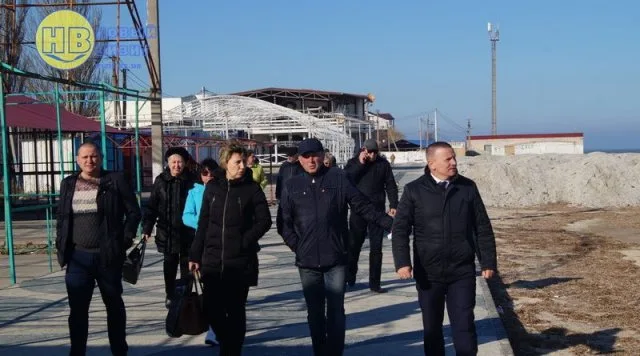 Члены исполкома Геническа дружно посетили пляж, дендропарк и очистные сооружения