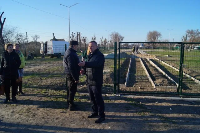 Члены исполкома Геническа дружно посетили пляж, дендропарк и очистные сооружения