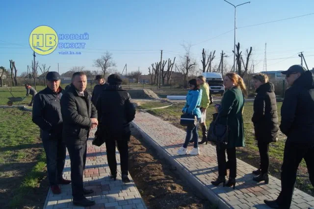 Члены исполкома Геническа дружно посетили пляж, дендропарк и очистные сооружения