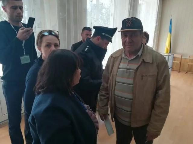 В Геническе на участке пьяный избиратель пытался вынести бюллетень и кричал «Слава России»