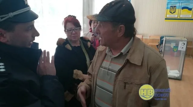В Геническе на участке пьяный избиратель пытался вынести бюллетень и кричал «Слава России»
