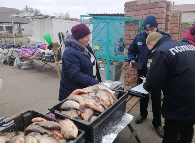 Специалисты Госпродпотребслужбы Херсонщины выявили факт незаконной торговли живой рыбой