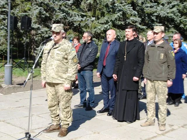 В Новой Каховке торжественно провели в ряды ВСУ первых призывников