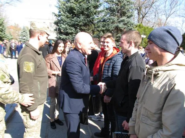 В Новой Каховке торжественно провели в ряды ВСУ первых призывников