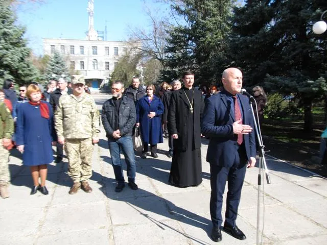 В Новой Каховке торжественно провели в ряды ВСУ первых призывников