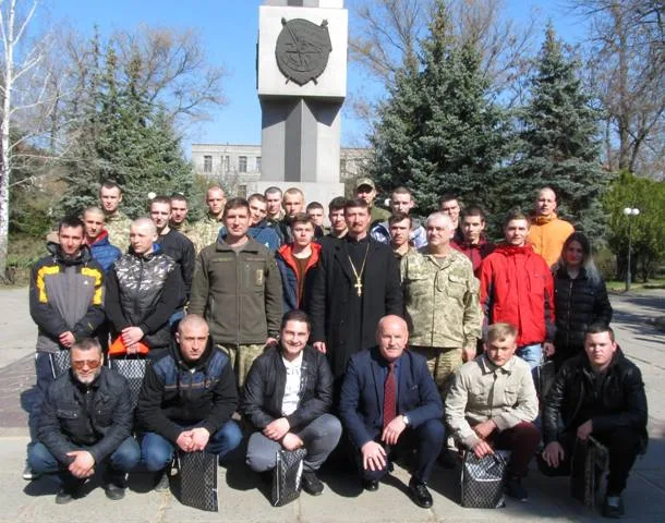 В Новой Каховке торжественно провели в ряды ВСУ первых призывников
