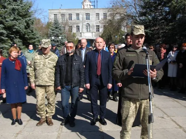 В Новой Каховке торжественно провели в ряды ВСУ первых призывников