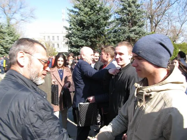 В Новой Каховке торжественно провели в ряды ВСУ первых призывников
