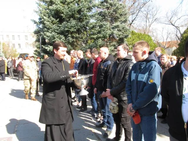 В Новой Каховке торжественно провели в ряды ВСУ первых призывников