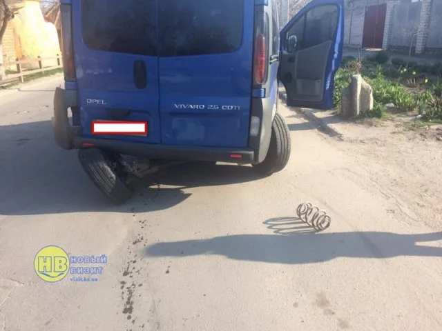 На дороге в Геническе у микроавтобуса вырвало заднюю балку