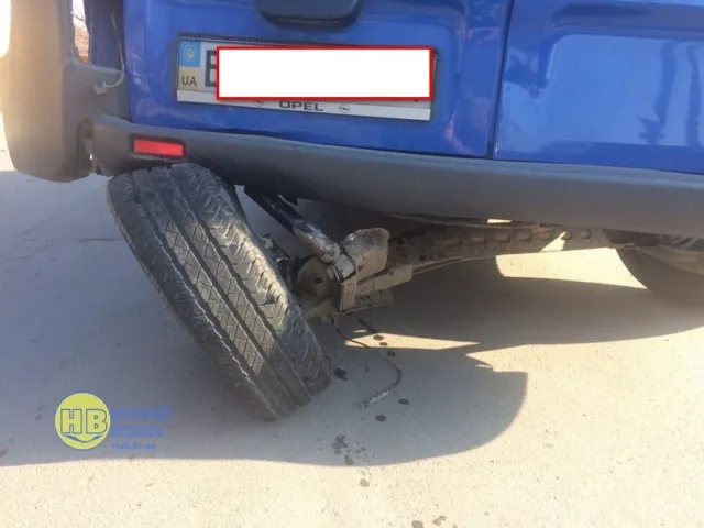 На дороге в Геническе у микроавтобуса вырвало заднюю балку