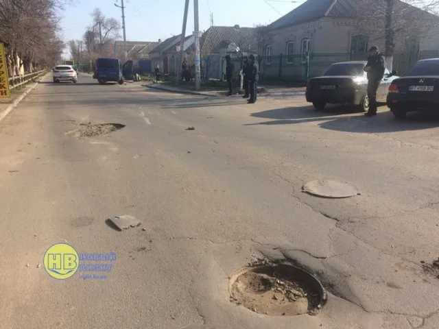 На дороге в Геническе у микроавтобуса вырвало заднюю балку