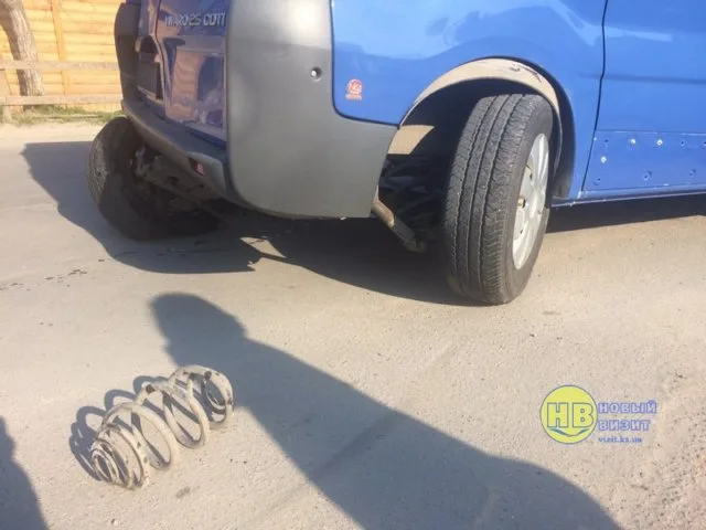 На дороге в Геническе у микроавтобуса вырвало заднюю балку