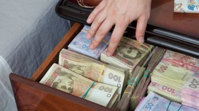 Активисты показали, сколько заработали чиновники органов местного самоуправления в Геническом районе за 2018 год