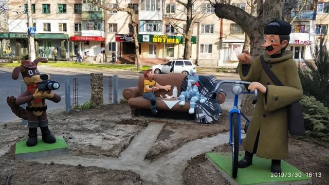 В Херсоне уже громят уличный филиал Простоквашина