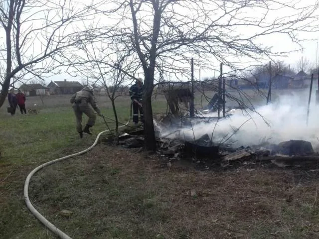 Пожарные ликвидировали возгорание, возникшее в Бериславском районе за детских шалостей с огнем