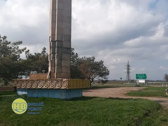 В Геническом районе разрушается въездная стела