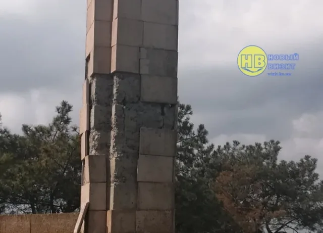 В Геническом районе разрушается въездная стела